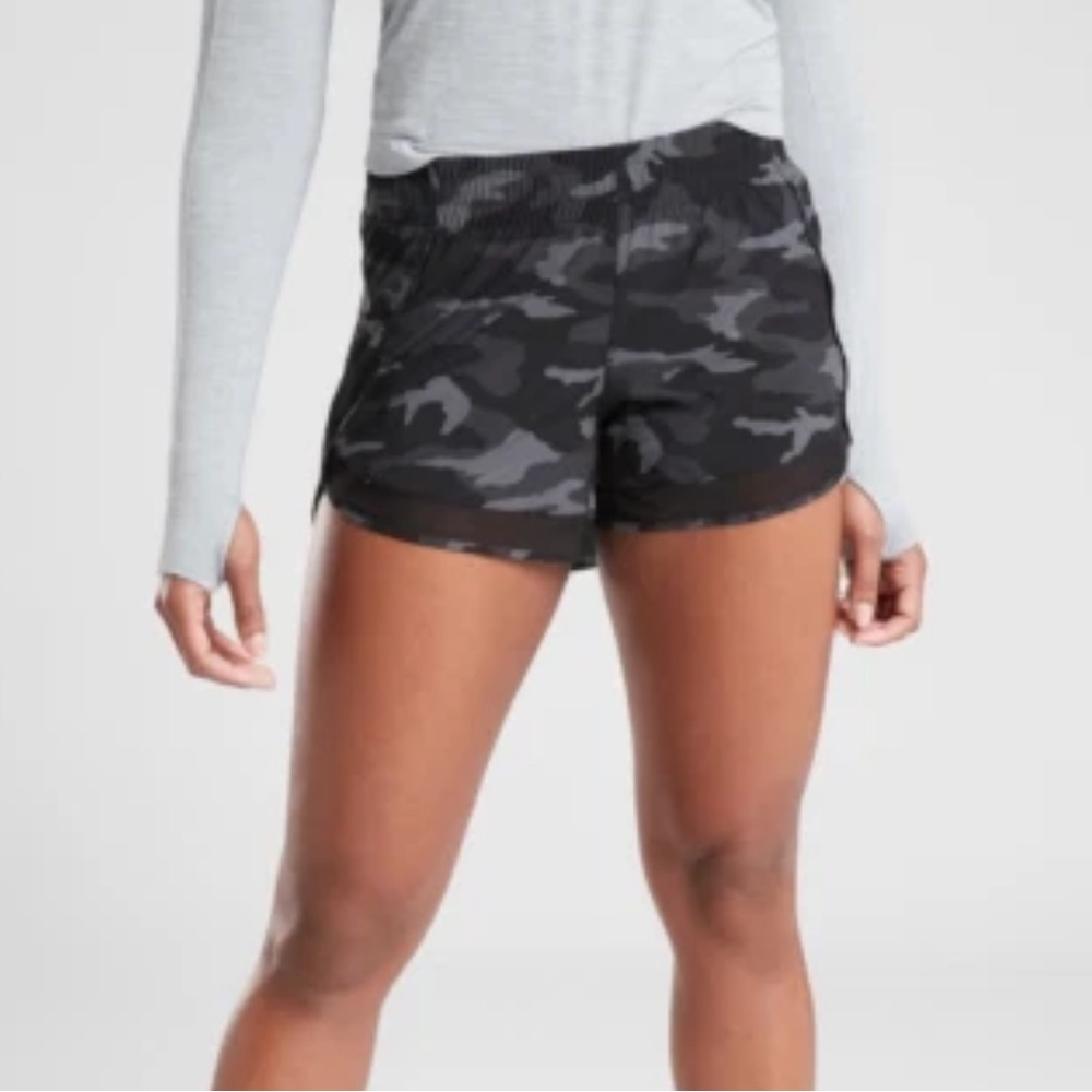 Athleta Printed Mesh Racer Run Shorts 4” Black Camo Size Medium
